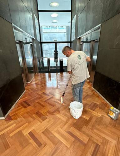 Parquets Madrid Barnizado • Parquet y Tarimas Óscar • Trabajo en proceso de barnizado en un entidad financiera